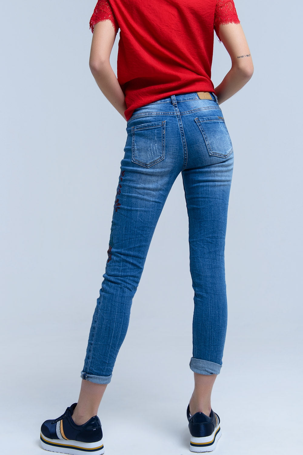 Jeans skinny con fiori dipinti
