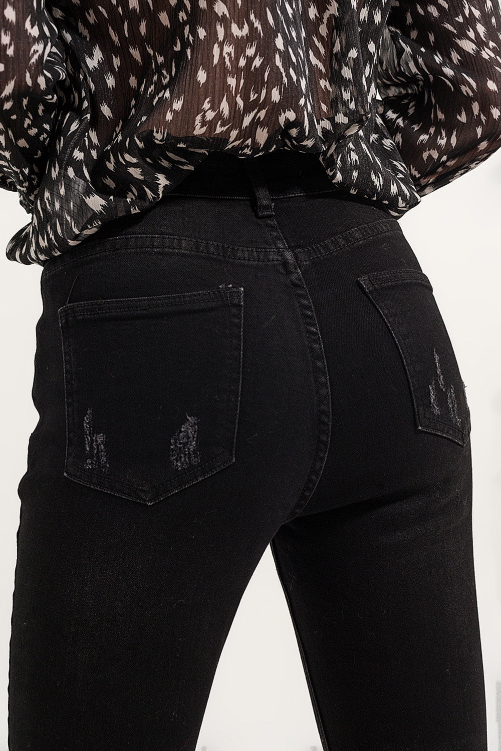 Jeans skinny con fondo grezzo nero con rotture
