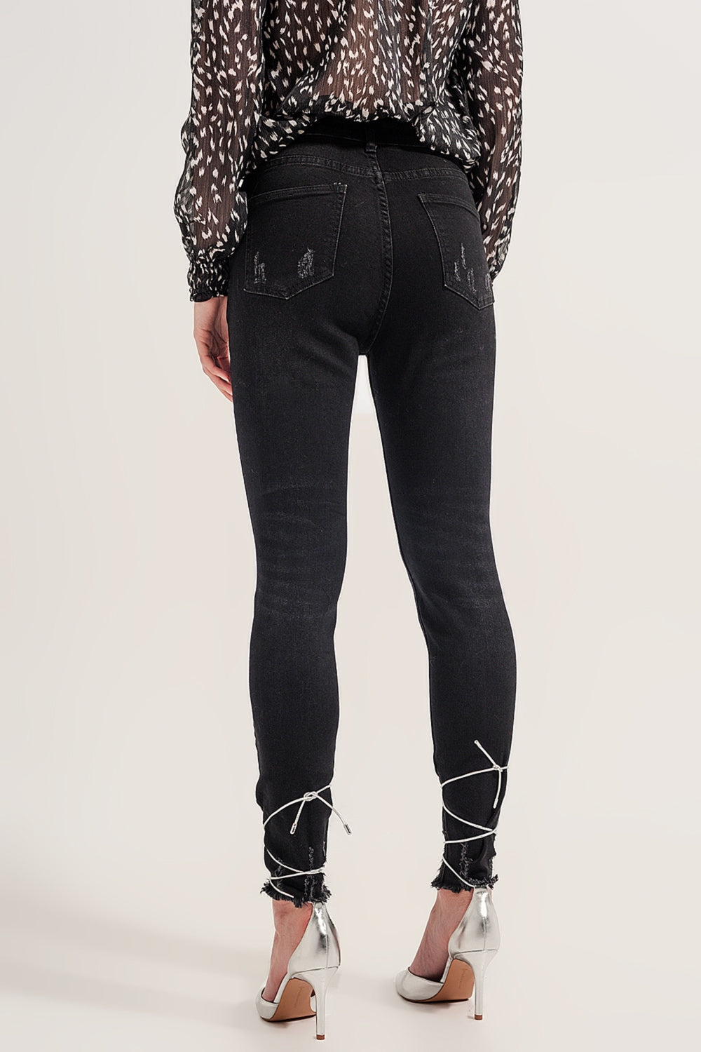 Jeans skinny con fondo grezzo nero con rotture