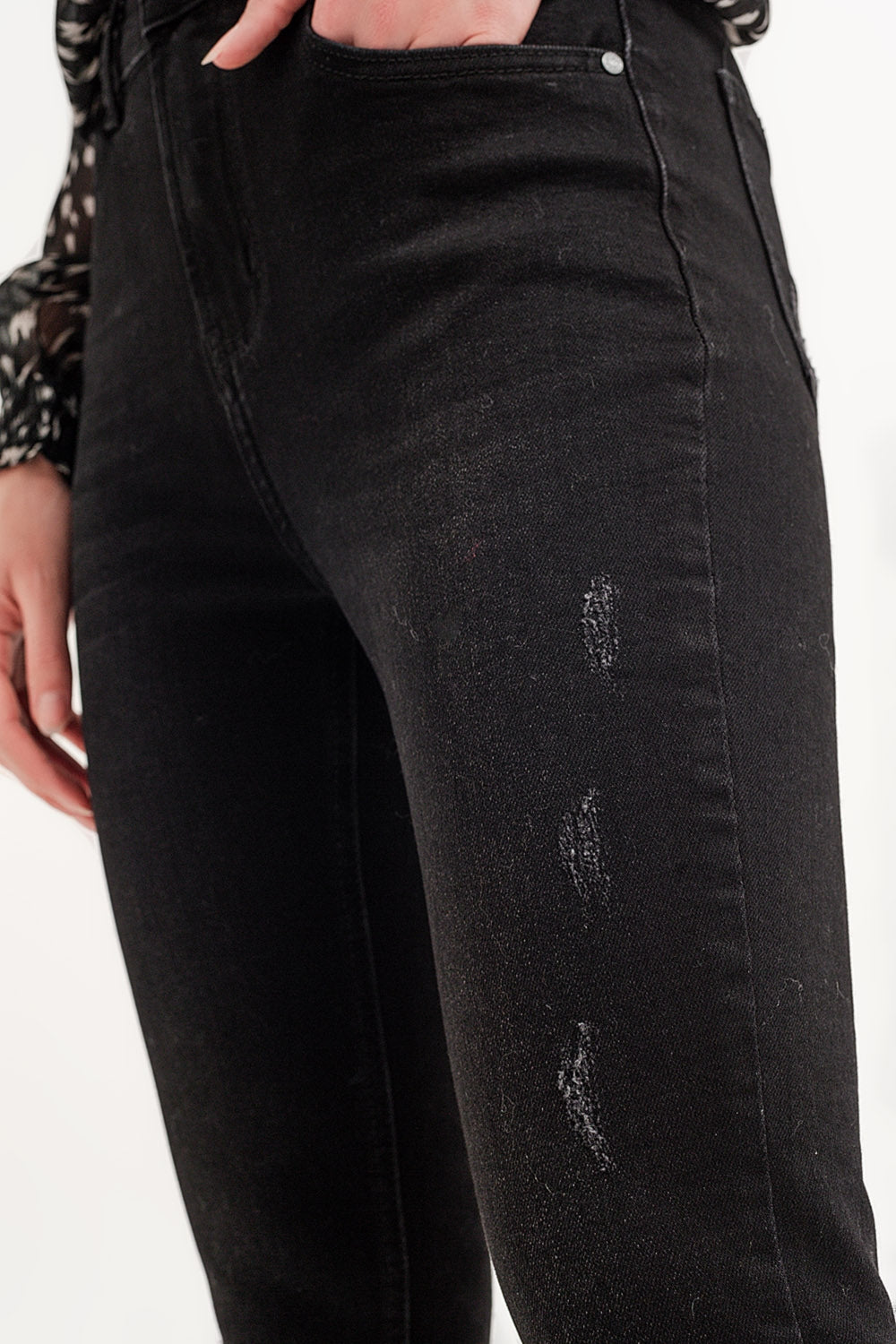 Jeans skinny con fondo grezzo nero con rotture