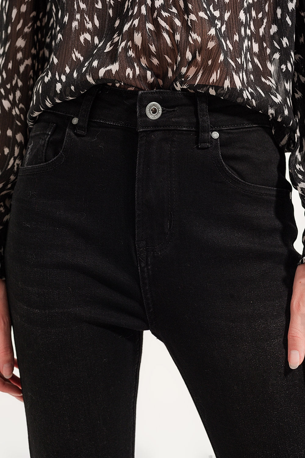 Jeans skinny con fondo grezzo nero con rotture