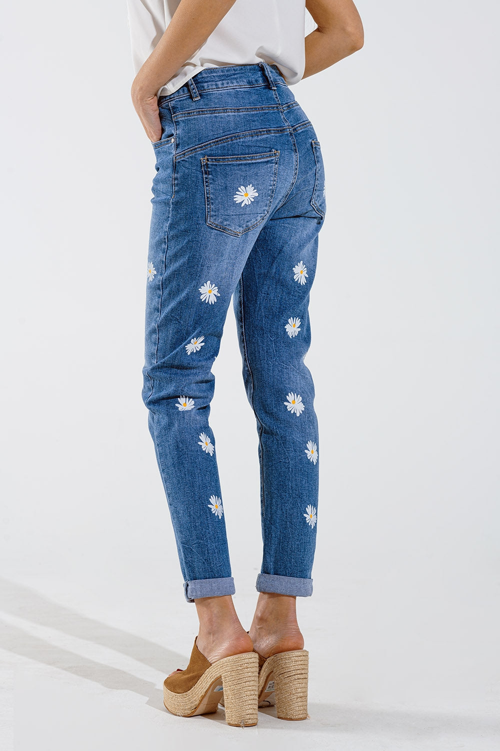 Jeans skinny con margherite bianche stampate in lavaggio medio