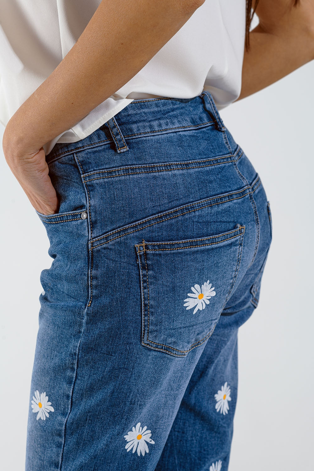 Jeans skinny con margherite bianche stampate in lavaggio medio