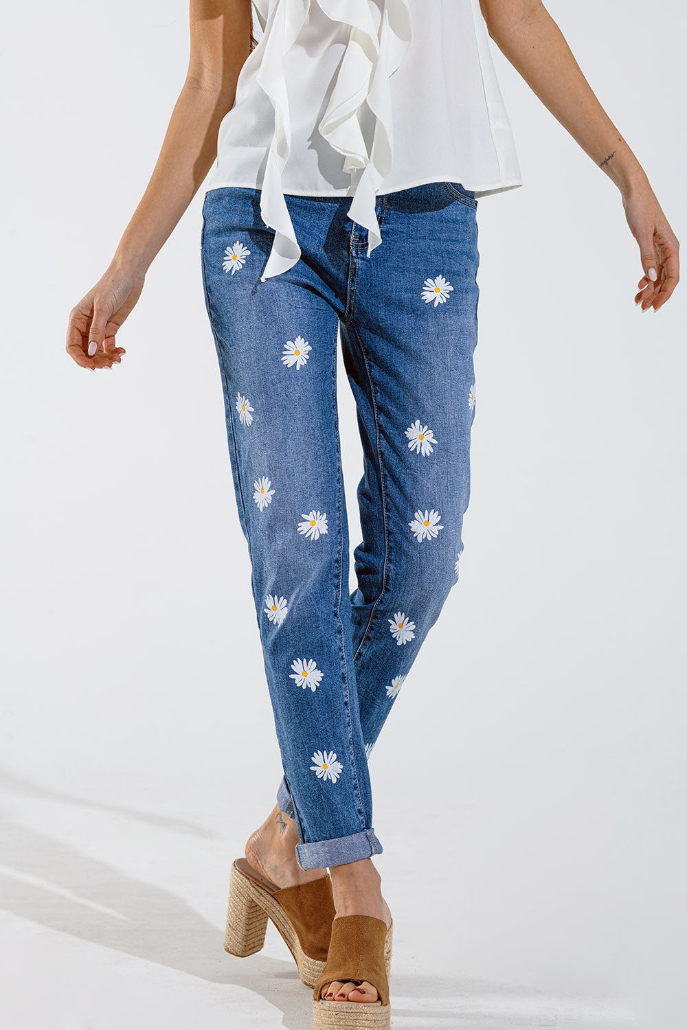 Jeans skinny con margherite bianche stampate in lavaggio medio