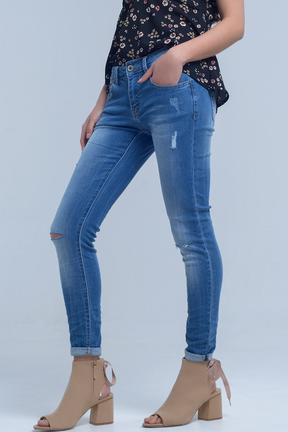 Jeans skinny con strappi al ginocchio