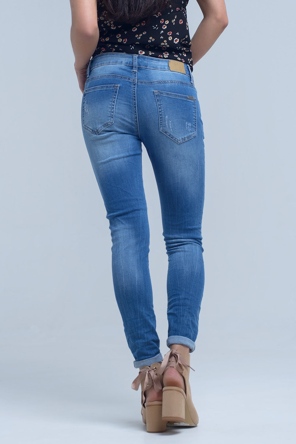 Jeans skinny con strappi al ginocchio