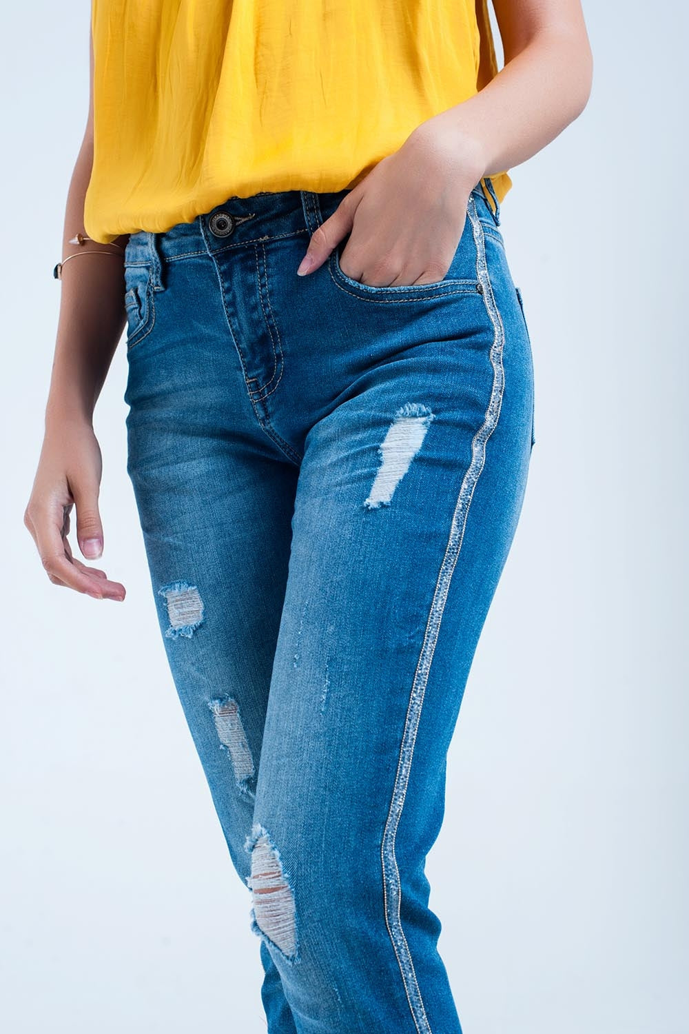 Jeans skinny con strappi e glitter