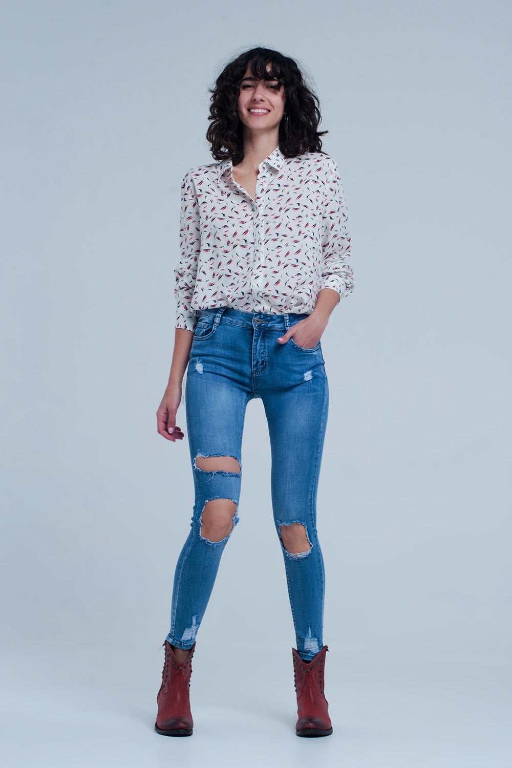 Jeans skinny con strappi molto consumati sulle ginocchia