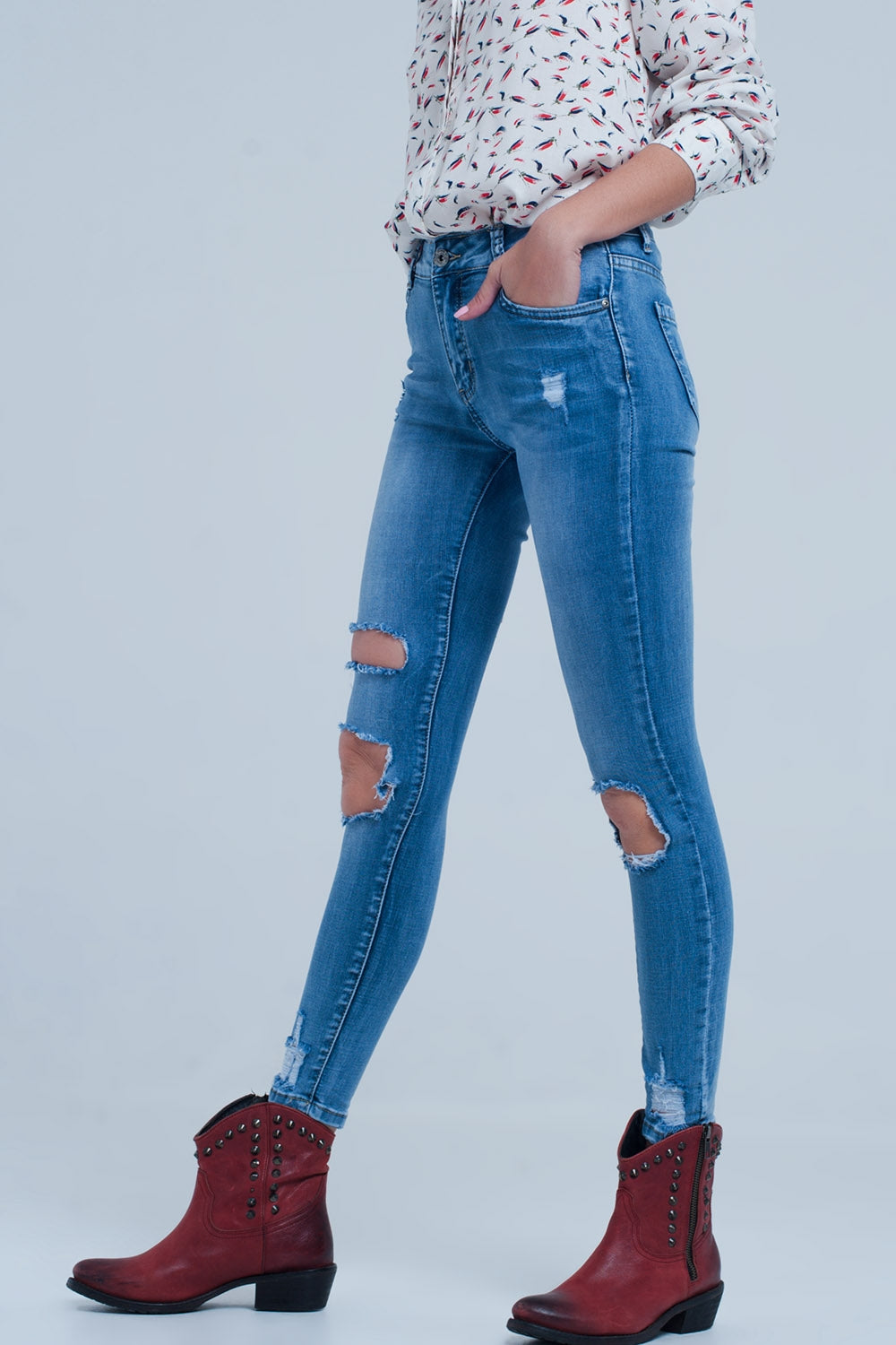Jeans skinny con strappi molto consumati sulle ginocchia