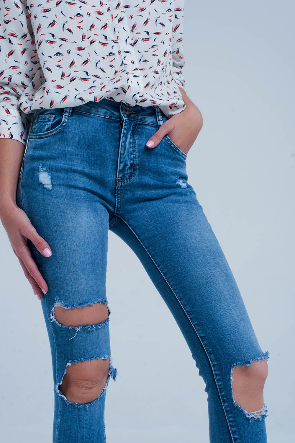 Jeans skinny con strappi molto consumati sulle ginocchia