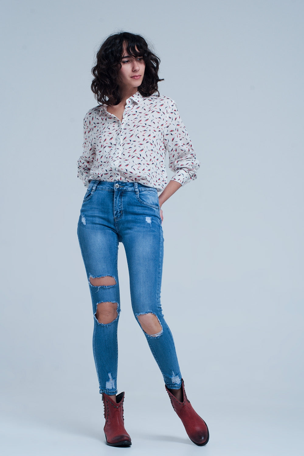 Jeans skinny con strappi molto consumati sulle ginocchia