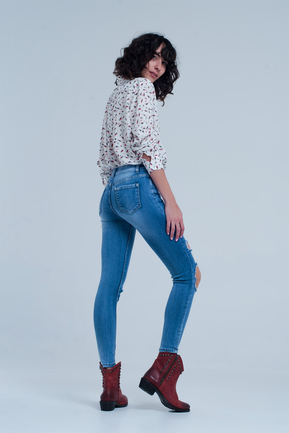 Jeans skinny con strappi molto consumati sulle ginocchia