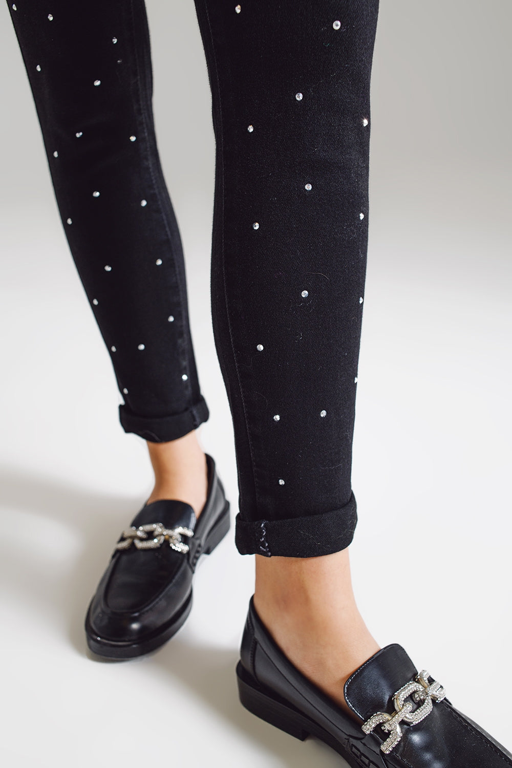 Jeans skinny con strass ricamati su tutto in nero