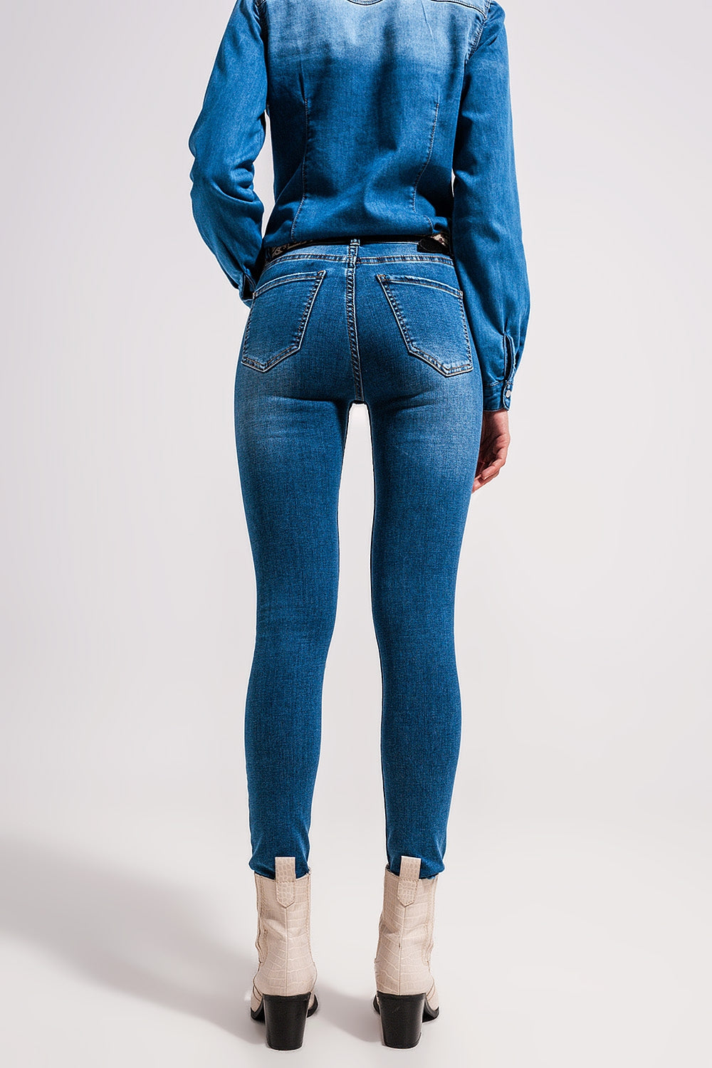Jeans skinny elasticizzati a vita alta con lavaggio blu medio