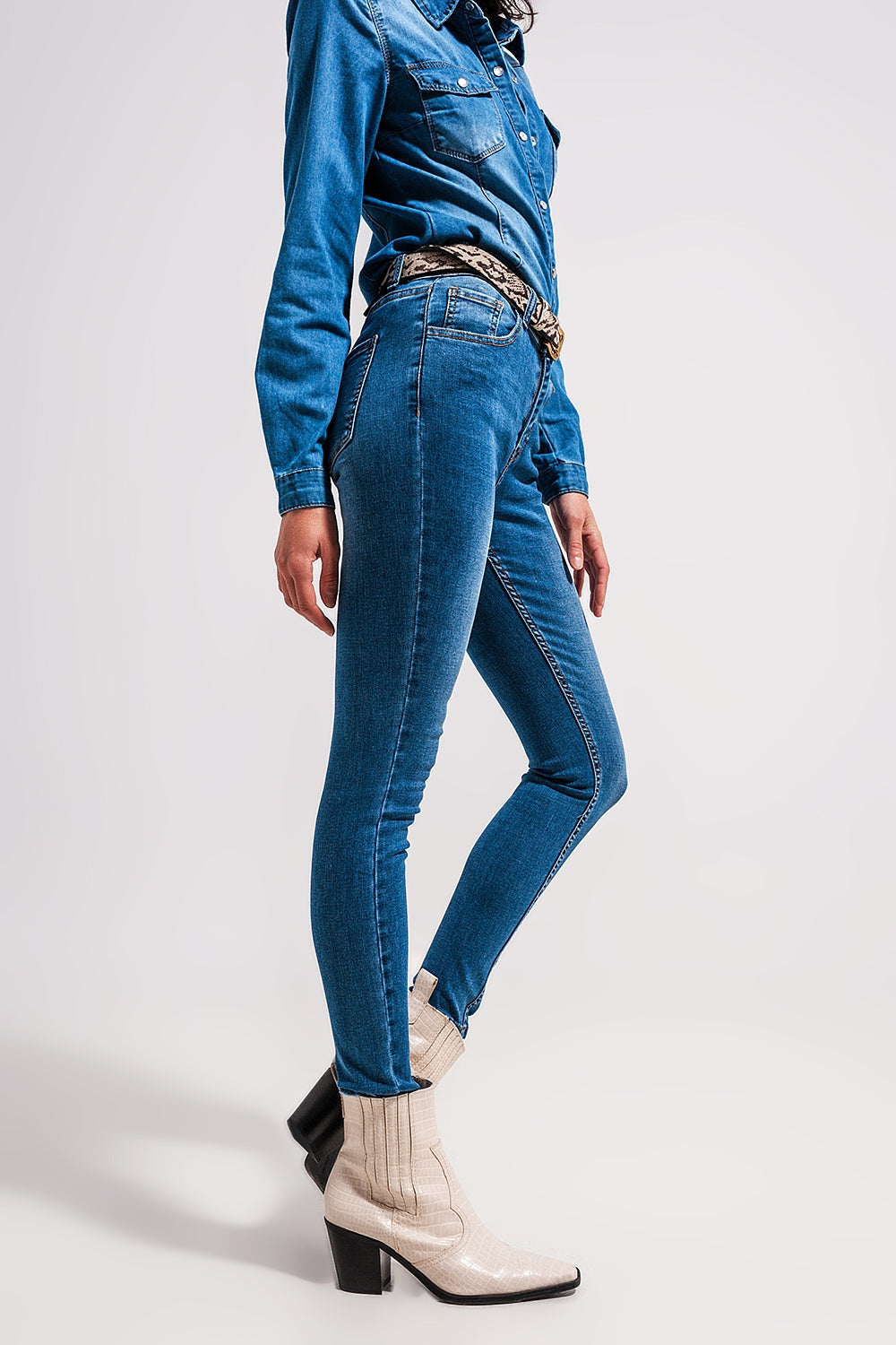 Jeans skinny elasticizzati a vita alta con lavaggio blu medio