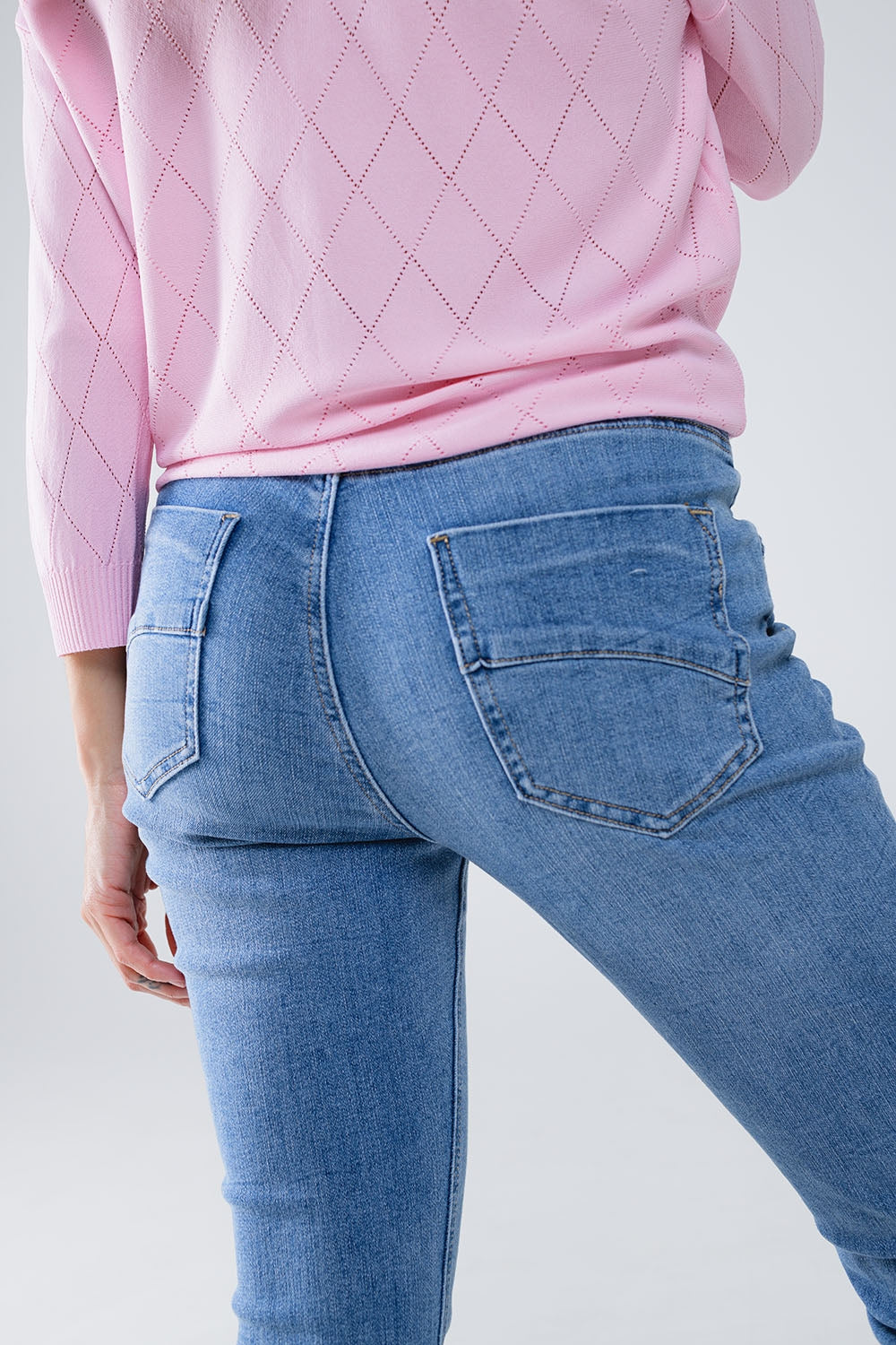 Jeans skinny in lavaggio chiaro con dettaglio sulla tasca