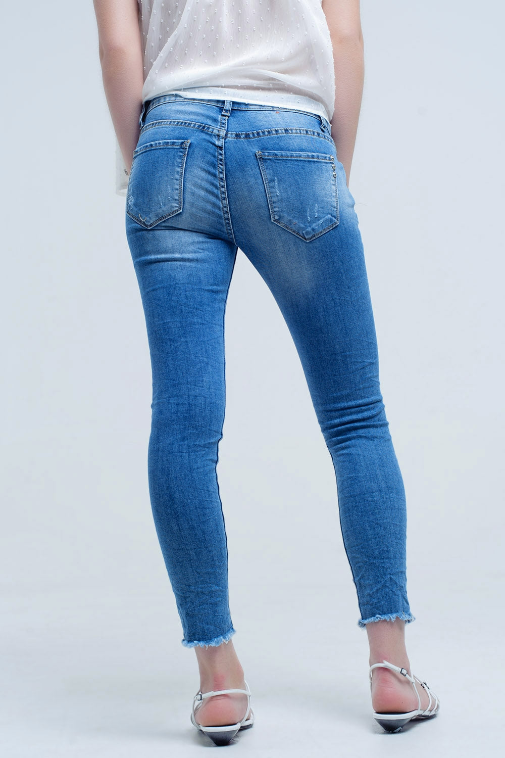 Jeans skinny in lavaggio medio con strappi