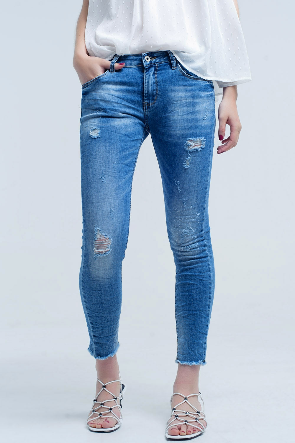 Jeans skinny in lavaggio medio con strappi