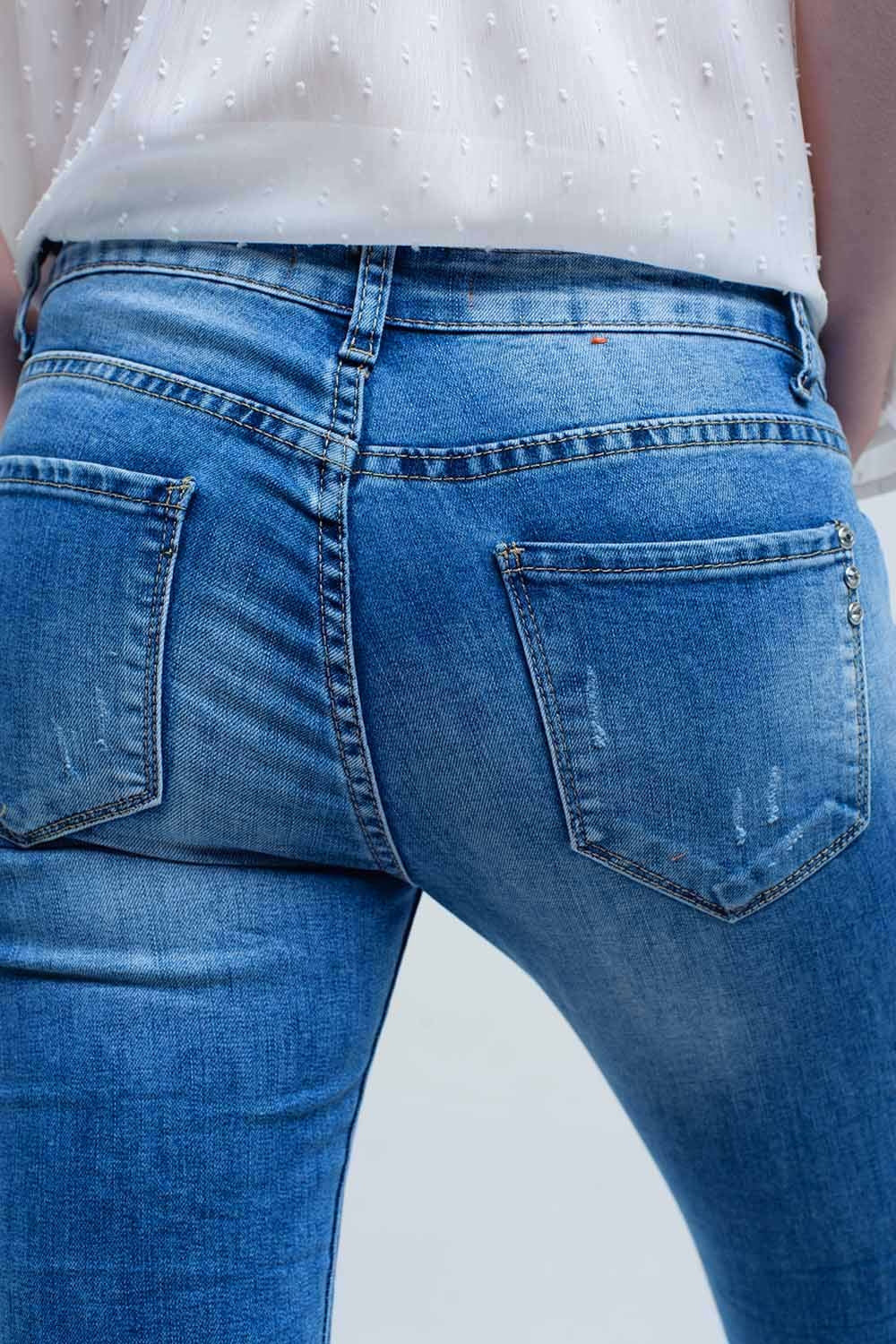 Jeans skinny in lavaggio medio con strappi