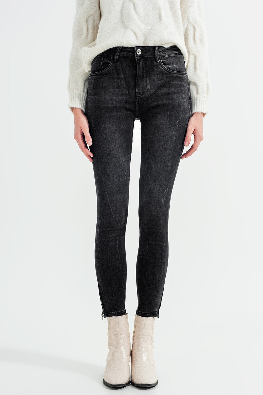 Jeans skinny lavaggio nero con zip sulla caviglia