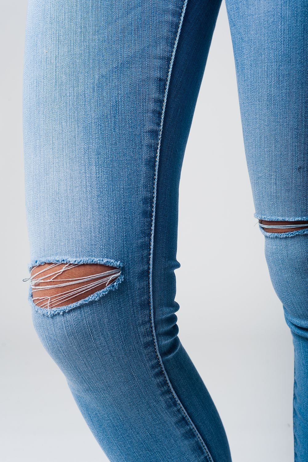 Jeans Skinny leggeri con strappi