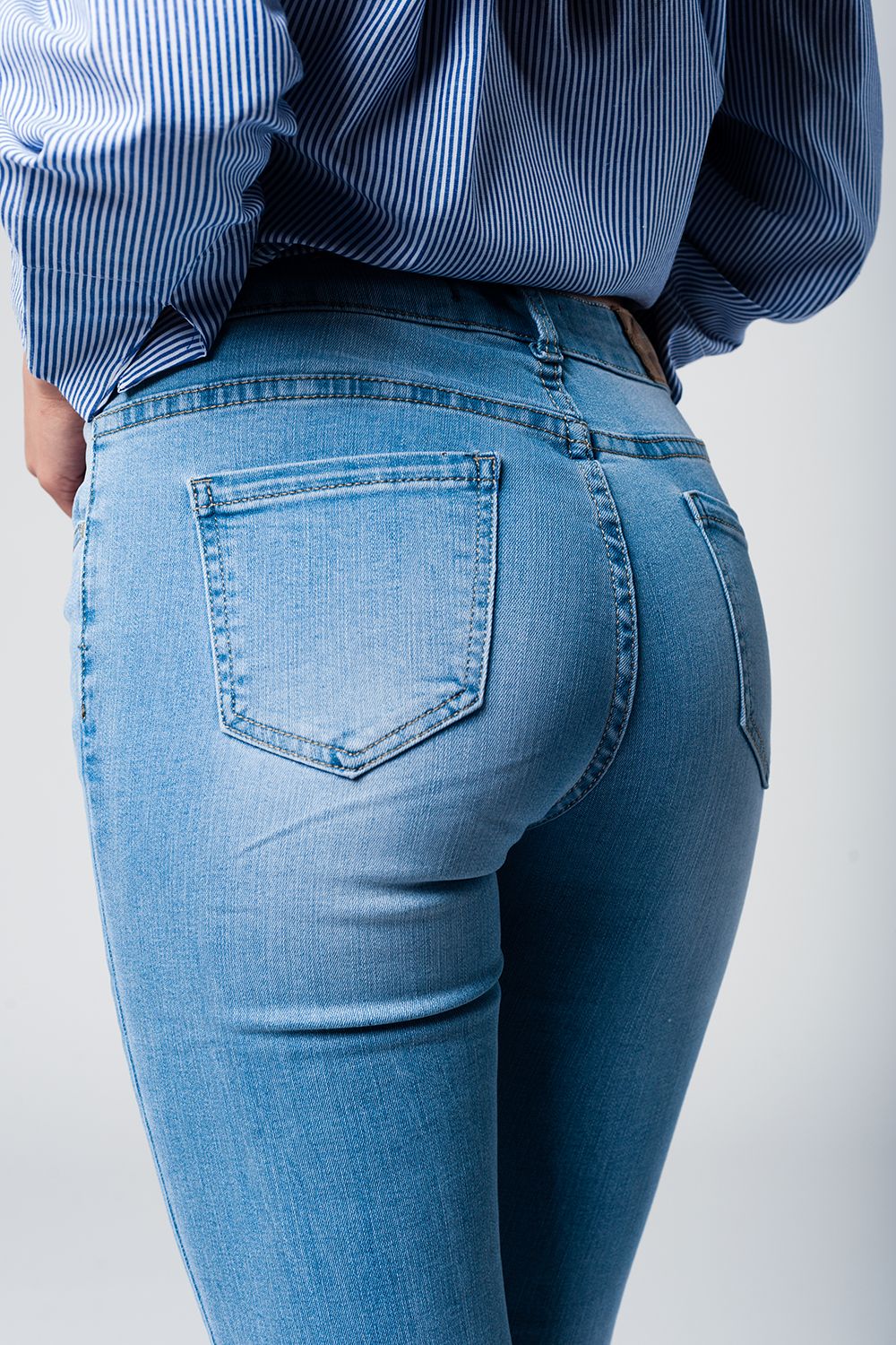 Jeans Skinny leggeri con strappi