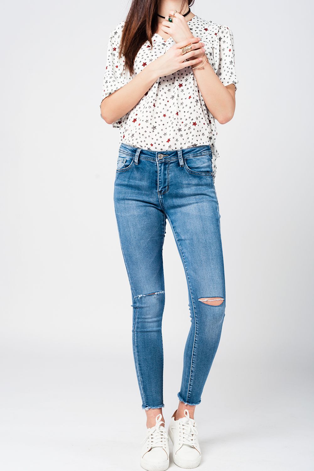 Jeans skinny slavati con strappi e orli sfilacciati