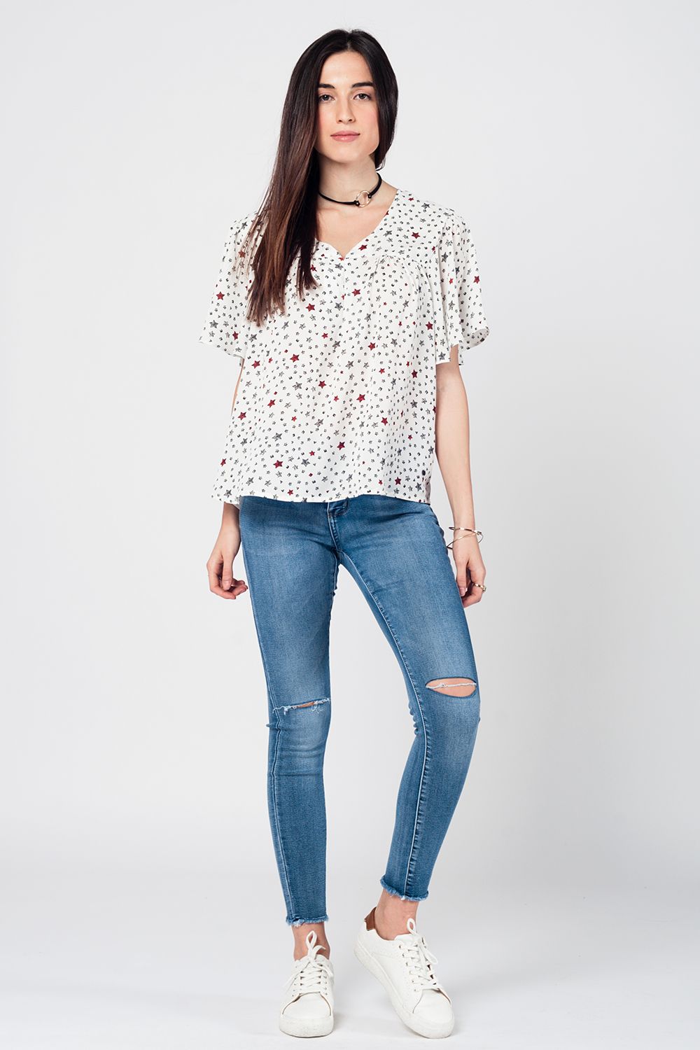 Jeans skinny slavati con strappi e orli sfilacciati