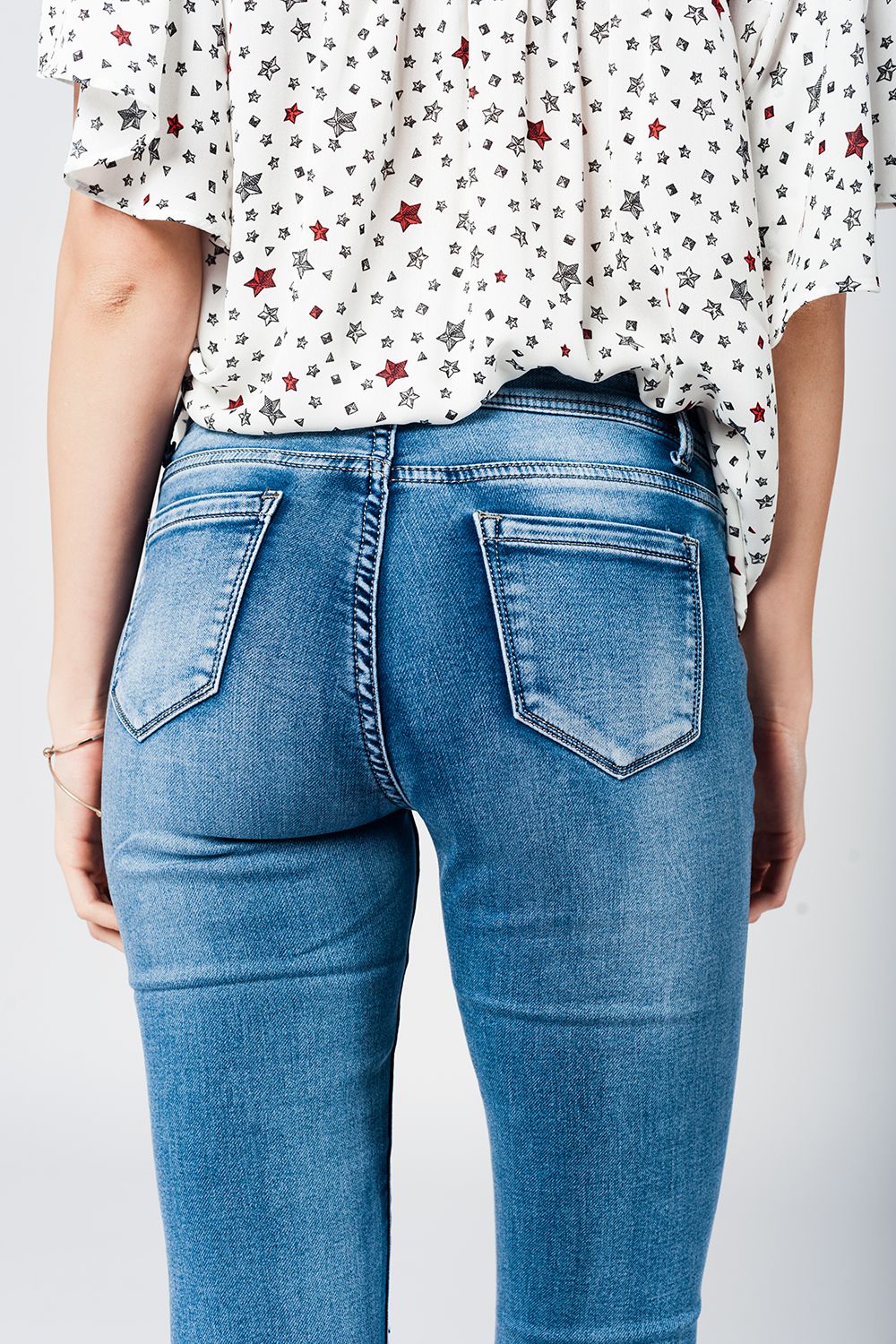 Jeans skinny slavati con strappi e orli sfilacciati
