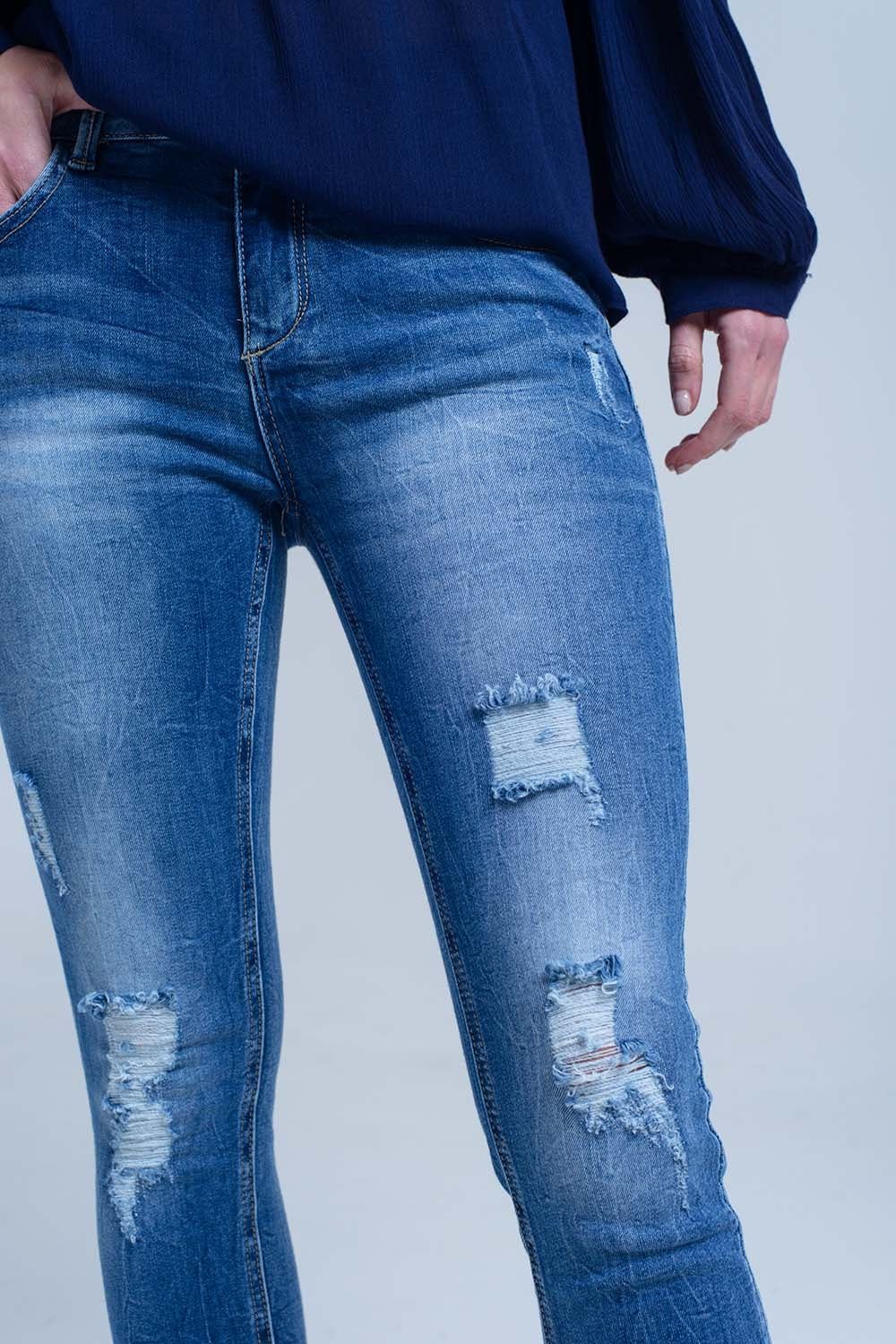 Jeans skinny strappati e strappati