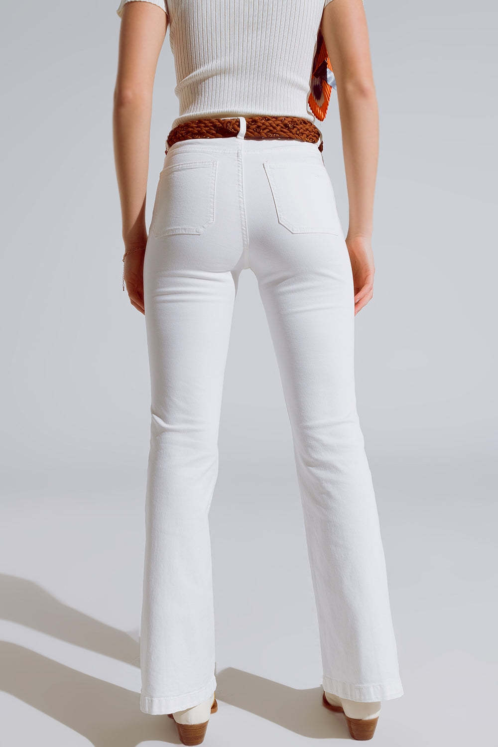 Jeans skinny svasati bianchi con dettaglio tasca frontale