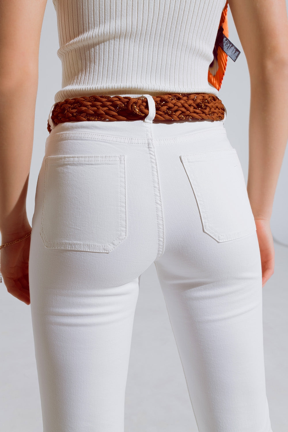 Jeans skinny svasati bianchi con dettaglio tasca frontale