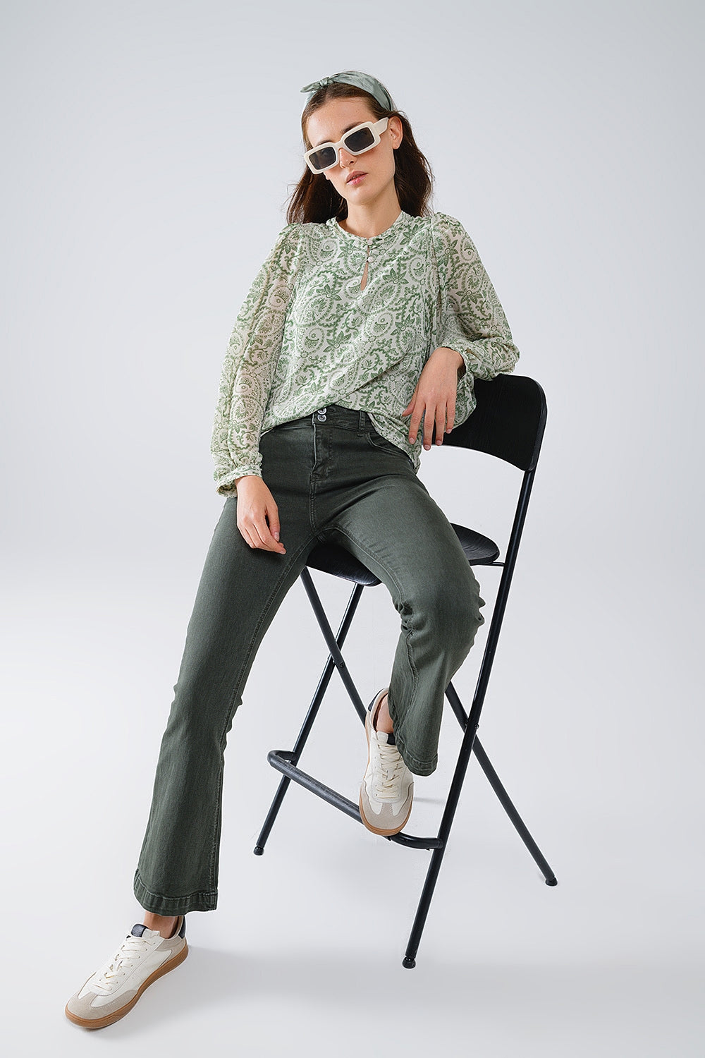 Q2 Jeans skinny svasati con doppio bottone in kaki