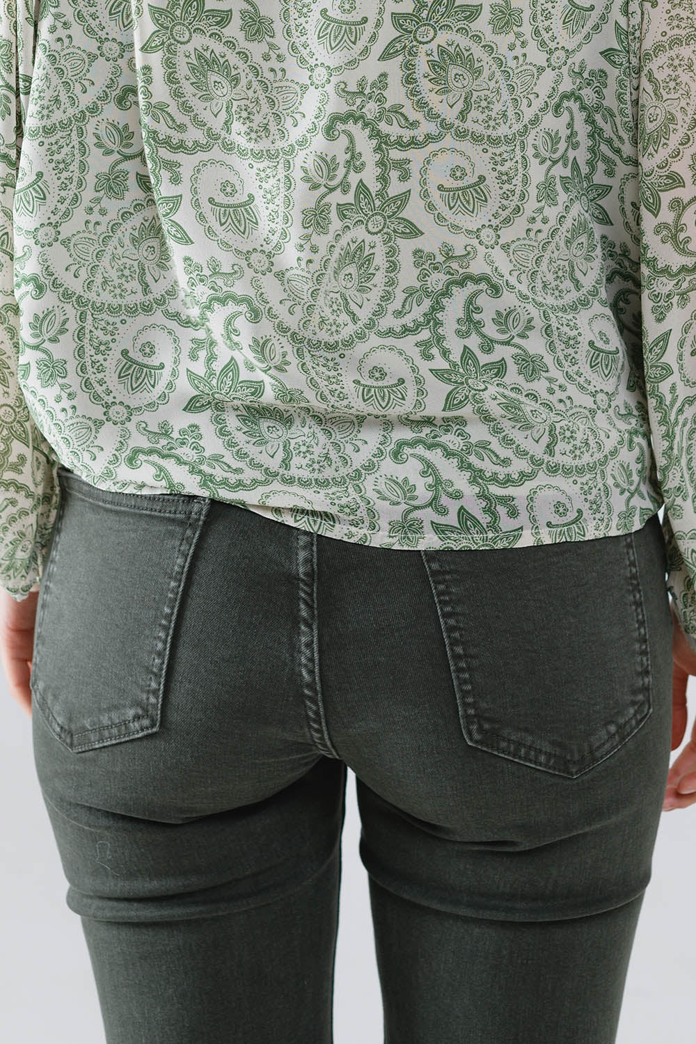 Jeans skinny svasati con doppio bottone in kaki
