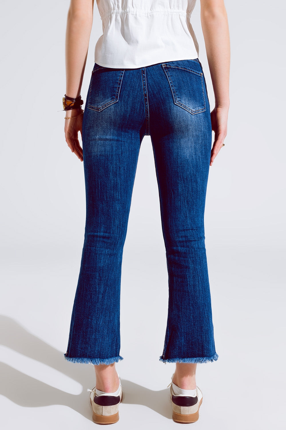 Jeans skinny svasati con orlo a vivo in lavaggio medio