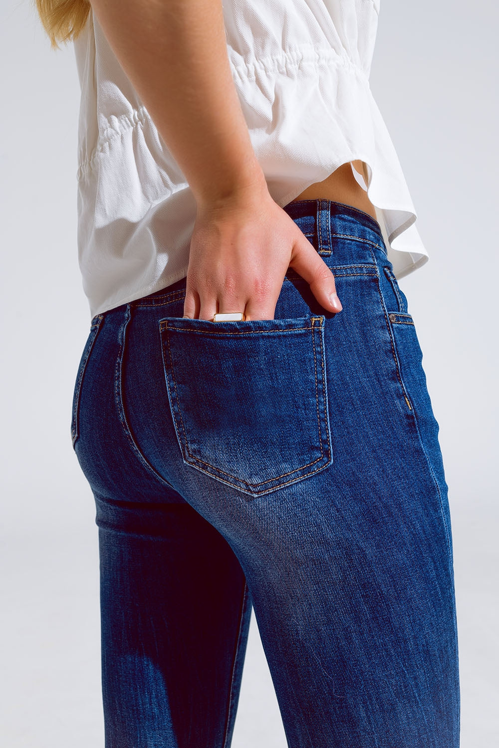 Jeans skinny svasati con orlo a vivo in lavaggio medio