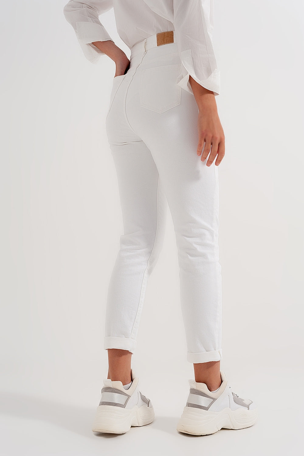 Jeans slim con cerniera asimmetrica e bottone crema