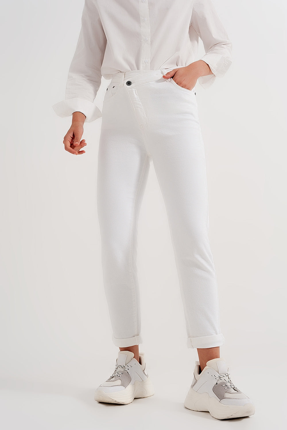 Jeans slim con cerniera asimmetrica e bottone crema