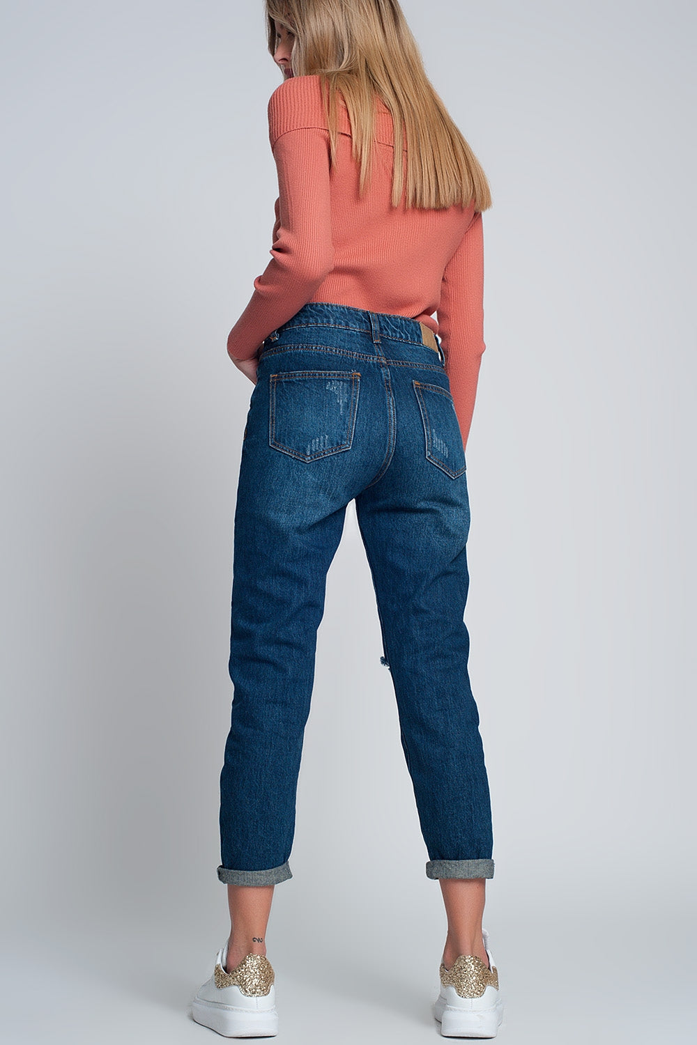 Jeans slim mom a vita alta in lavaggio blu con strappi frontali