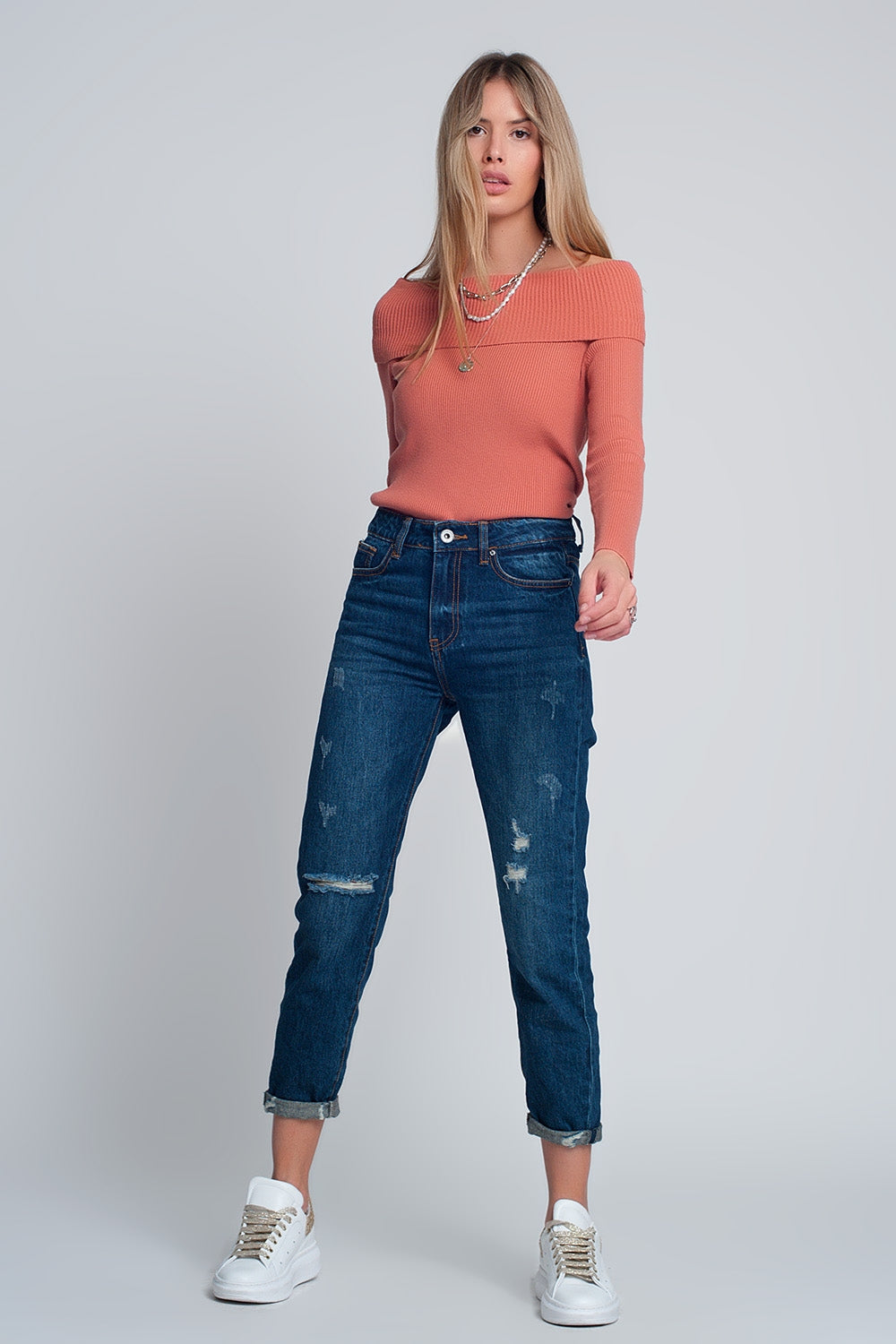 Jeans slim mom a vita alta in lavaggio blu con strappi frontali