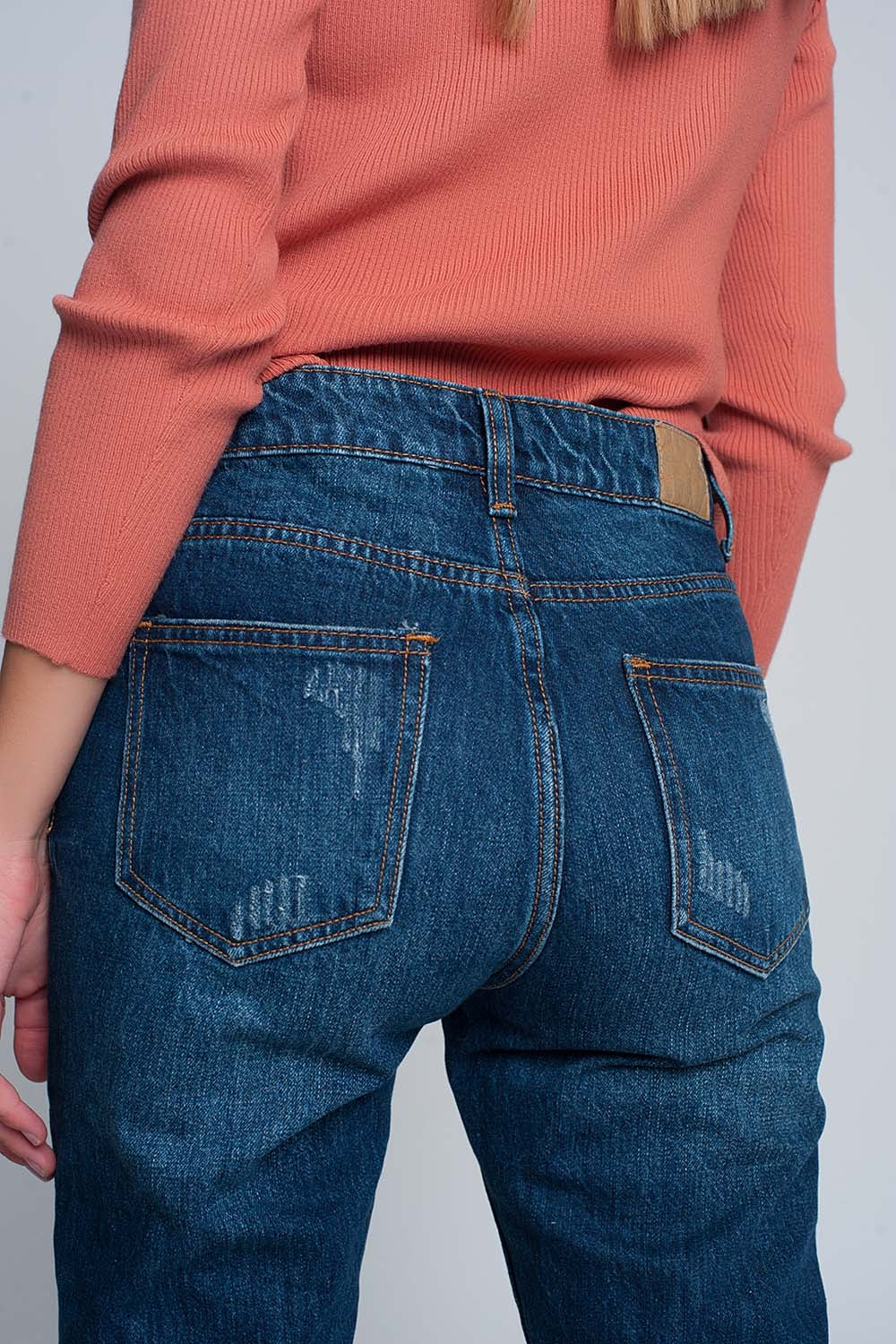 Jeans slim mom a vita alta in lavaggio blu con strappi frontali