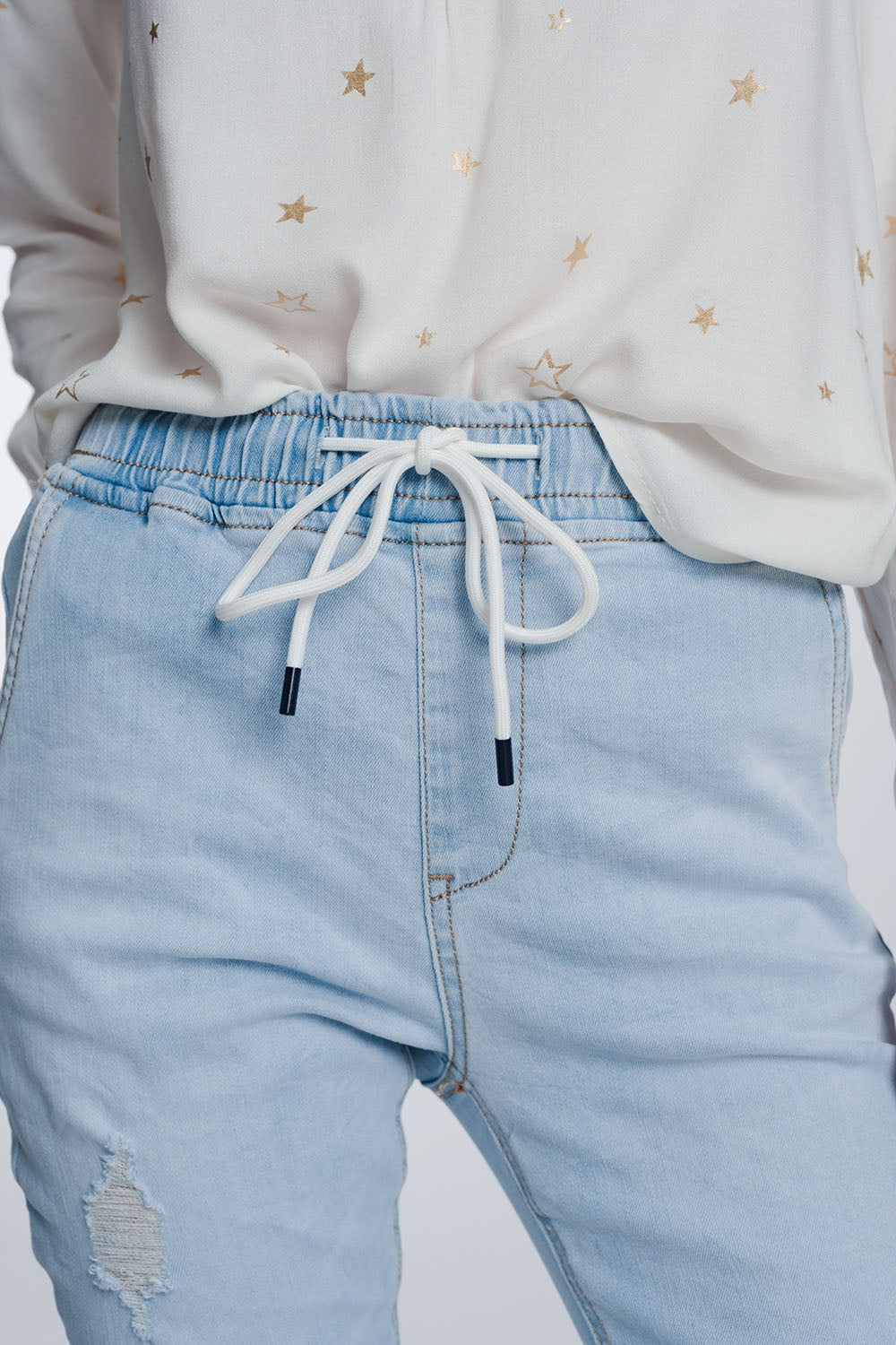 Jeans stile joggers lavaggio chiaro