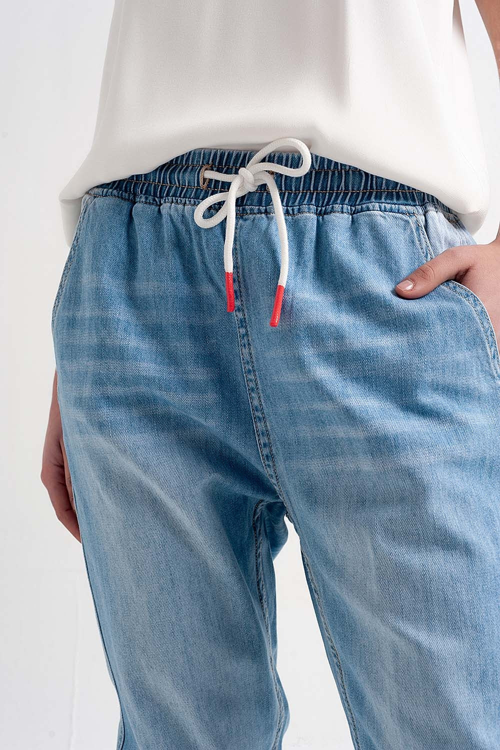 Jeans stile joggers leggeri lavaggio medio