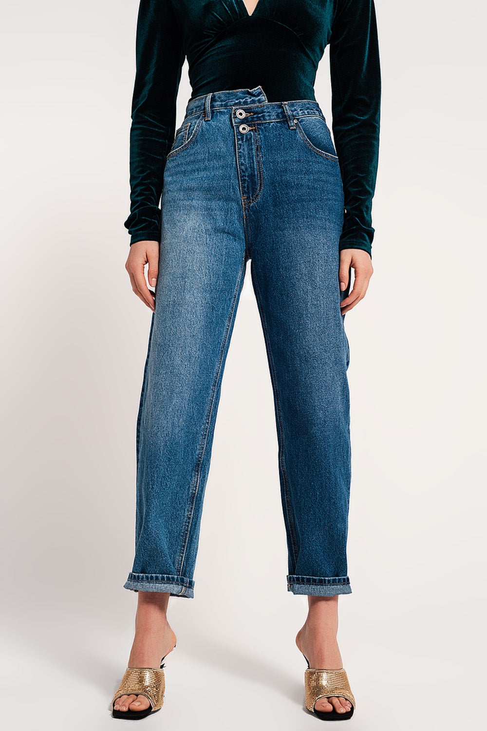 Jeans straight fit blu medio con bottoni asimmetrici