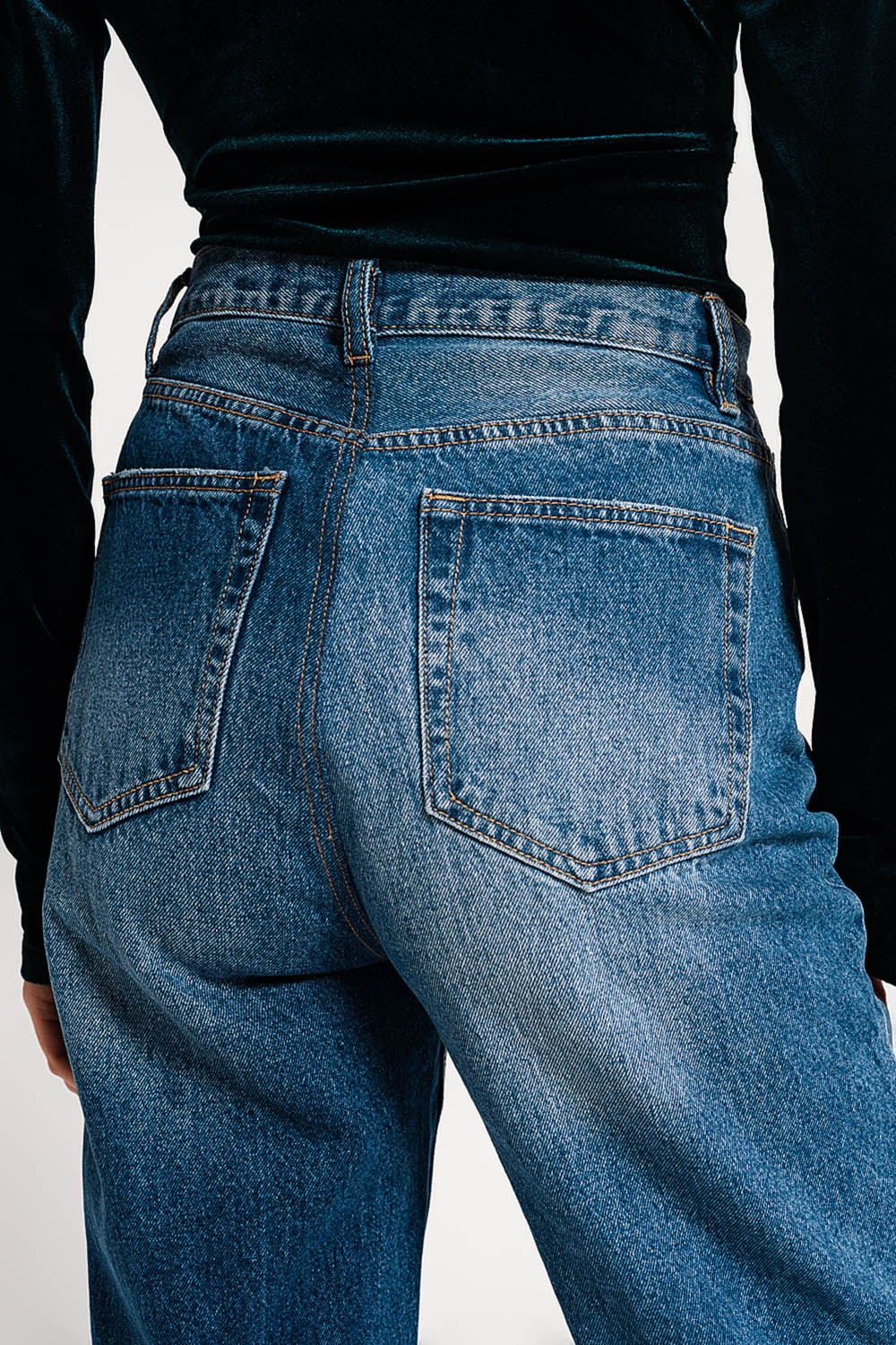 Jeans straight fit blu medio con bottoni asimmetrici