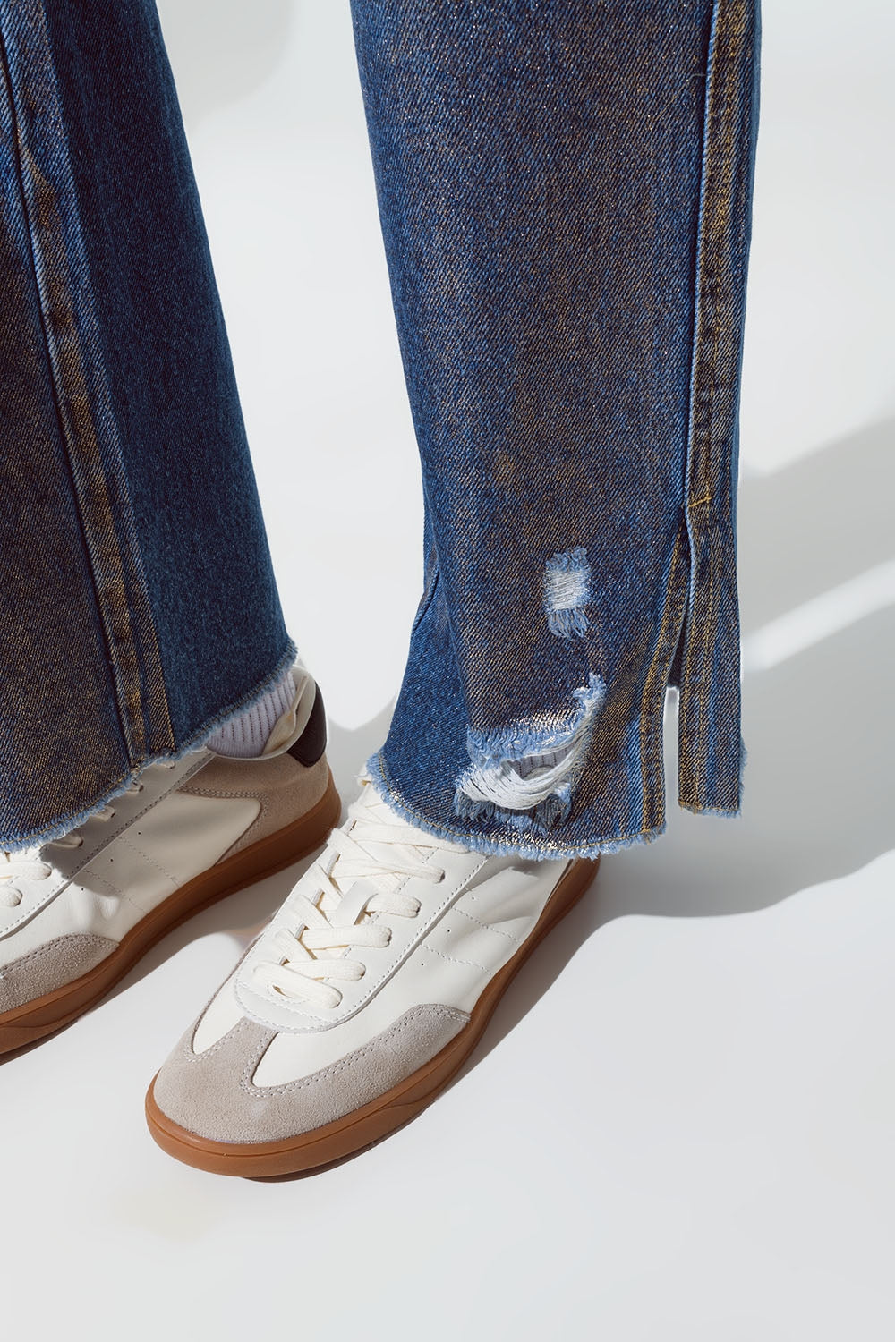 Jeans strappati a gamba dritta con bagliori metallici dorati
