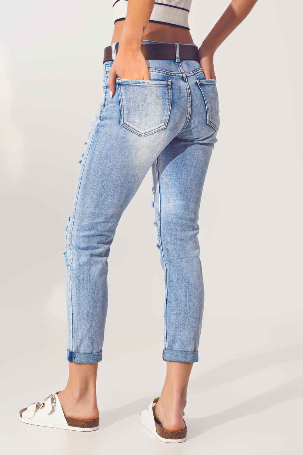 Jeans strappati in blu chiaro