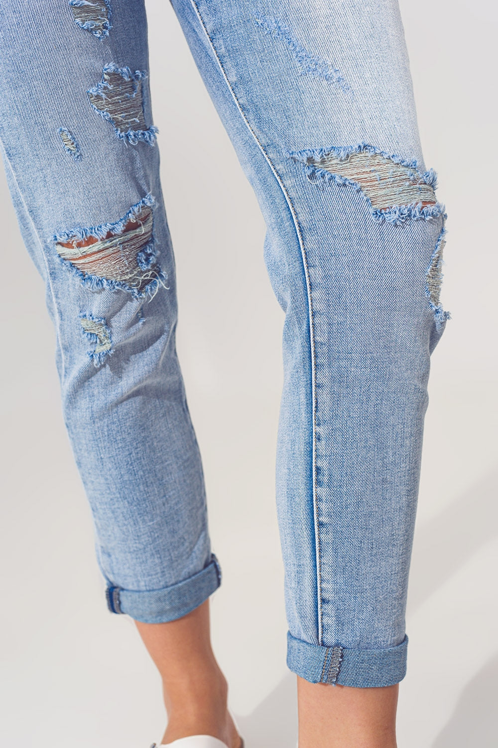 Jeans strappati in blu chiaro
