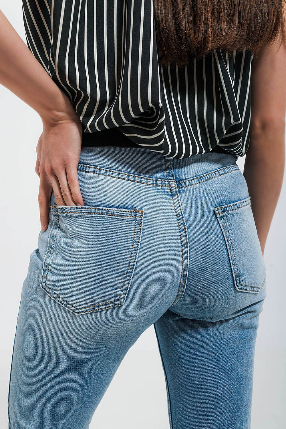 Jeans stretch lavaggio chiaro con fondo grezzo