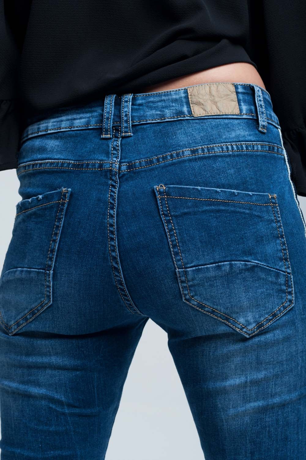 Jeans stretto con strisce sul lato
